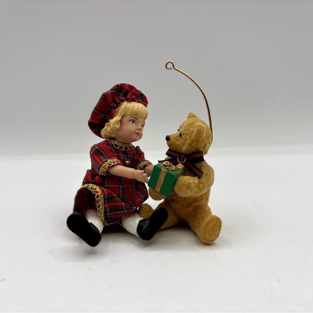 Hallmark Keepsake Ornament Dated 1994 Vintage Lucinda & Teddy Special‎ Edition